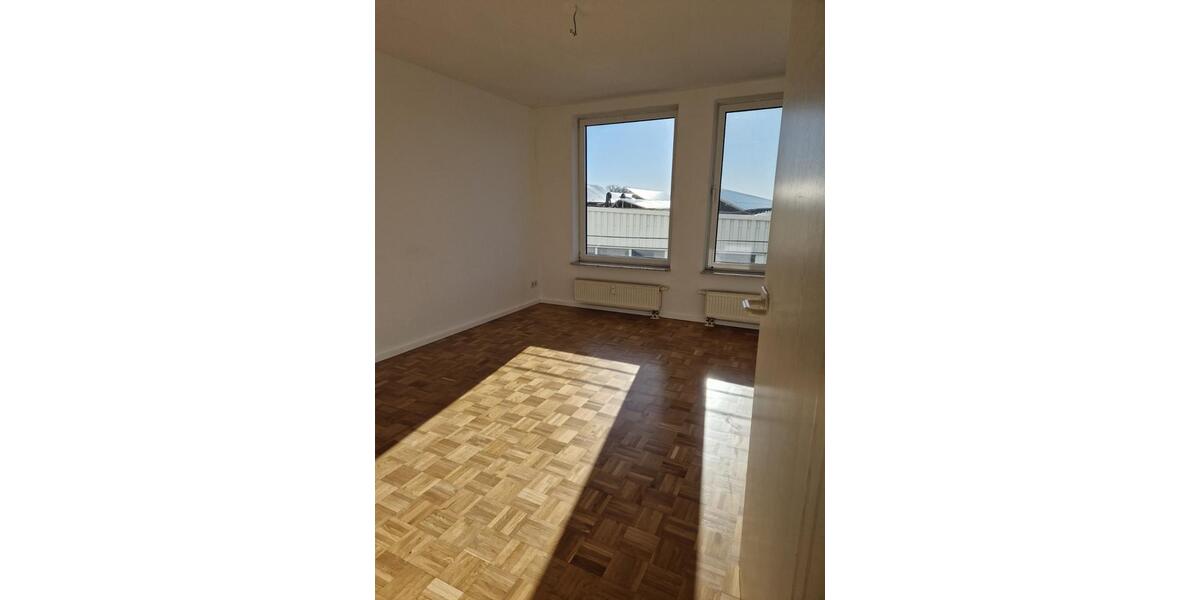 Etagenwohnung Eisenhüttenstadt - 3 Zimmer, 120 m&sup2;, 1.000&euro; | Angebot:25329397